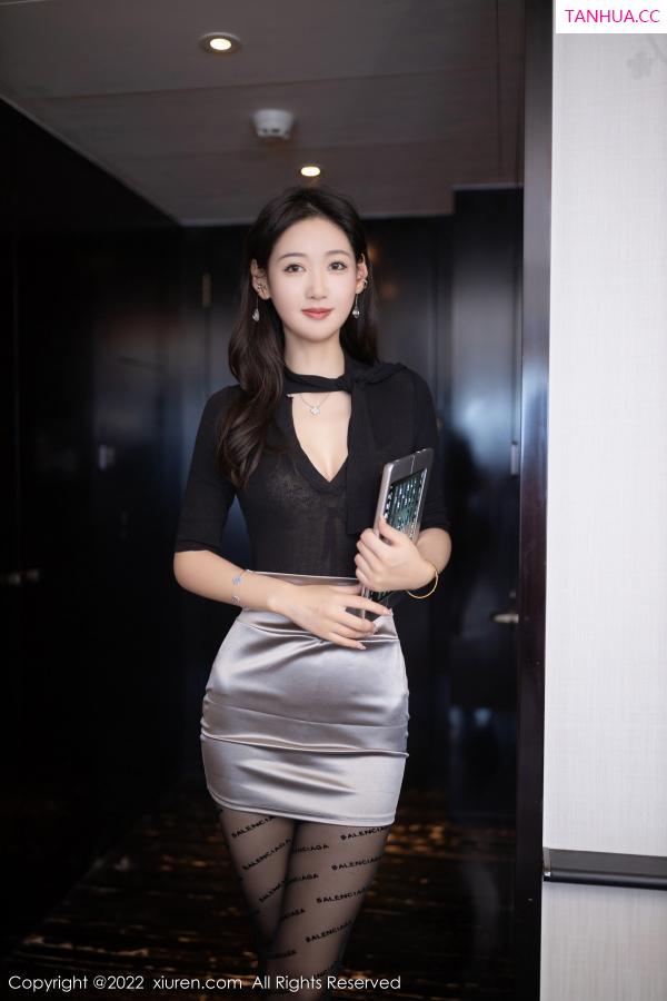 唐安琪  [XiuRen]高清写真图 2022.11.21 No.5887 唐安琪 黑丝短裙第5张图片